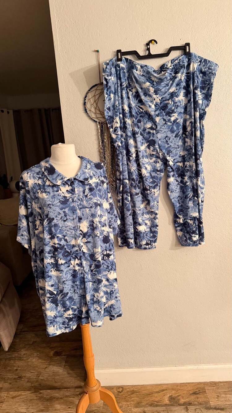 d&co. Comfort Zone Blue Floral Print Pull On Capri Pants and Shirt Set 5X